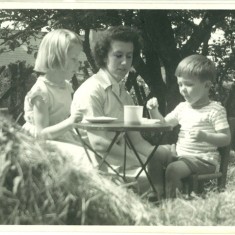 Margaret Kingsnorth - Tankerton Margaret Kingsnorth with Robert Sackville-West and a friend in Tankerton