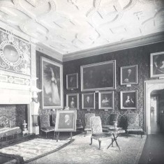 The Reynolds Room in former times, displaying Sir Joshua Reynolds's work, an important part of the Knole collection