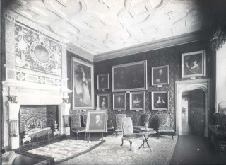 The Reynolds Room in former times, displaying Sir Joshua Reynolds's work, an important part of the Knole collection