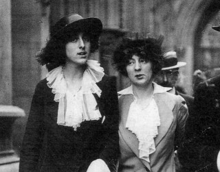 Rosamund Grosvenor (right) with Vita Sackville-West in 1913 | Photo copyright-free