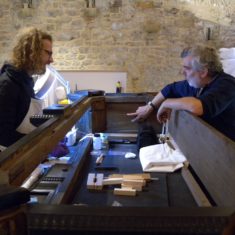 20171213_Tyers_Ian Dendro report Kussenkast Jan Cutajar (L) and Ian Tyers (R) discussing the dendrochronology of the Knole kussenkast | Nathalie Cohen
